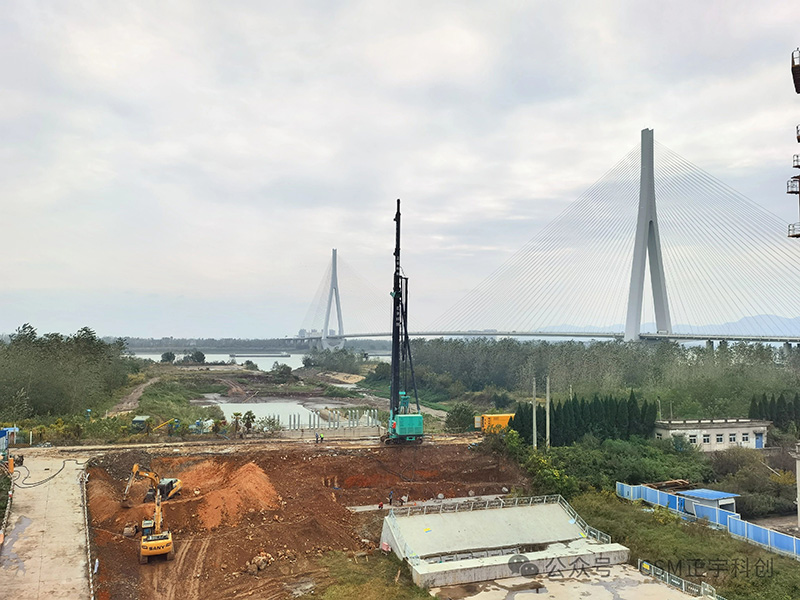 正宇科創(chuàng)在花馬湖水系綜合治理二期工程正式啟動(dòng)干提CSM防滲墻施工！
